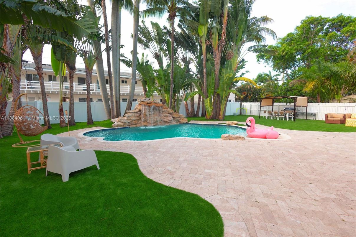 Exterior, Pool