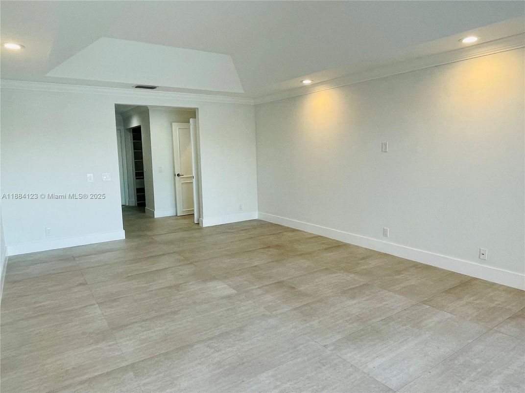 Empty room, Interior, Recessed Lighting