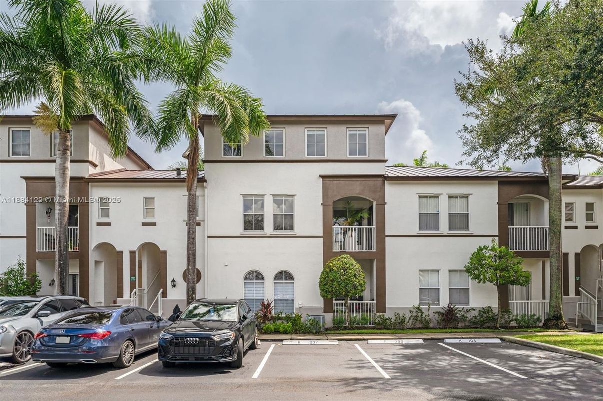 Exterior, Facade, Rowhouse