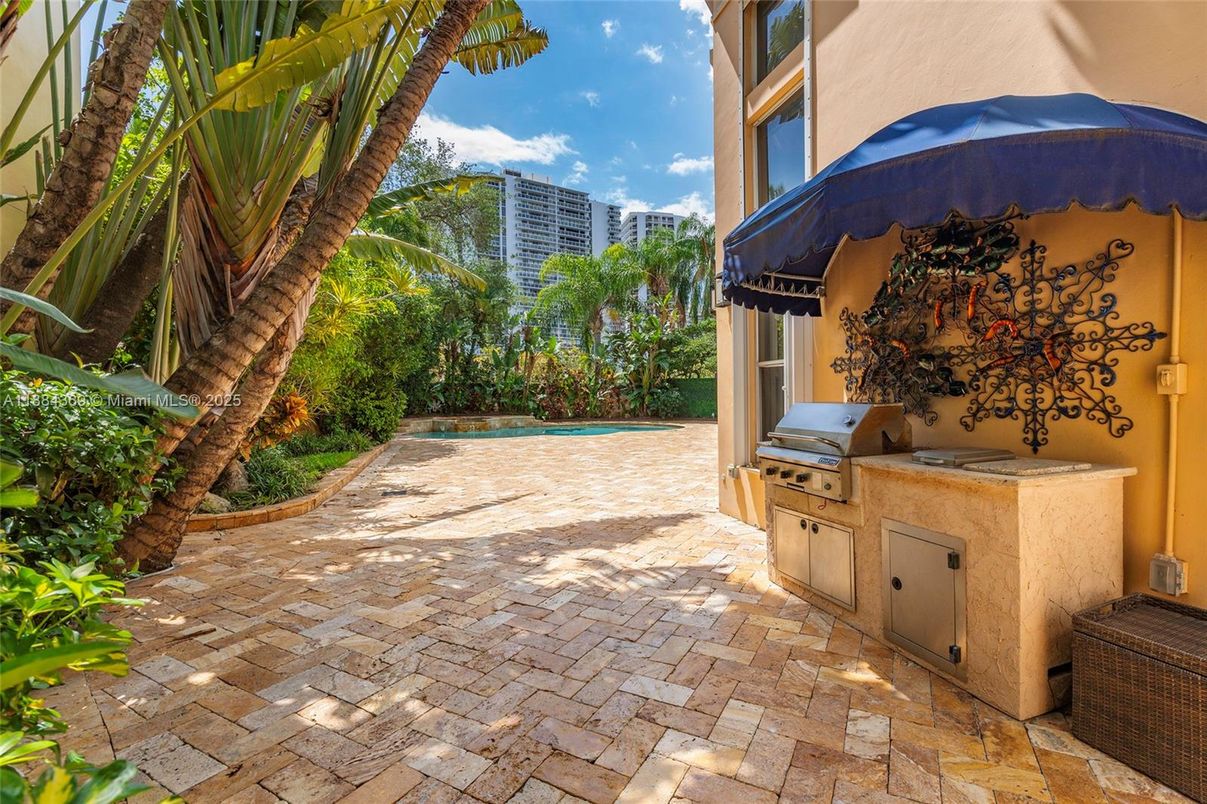 Exterior, Outdoor Kitchen, Pool
