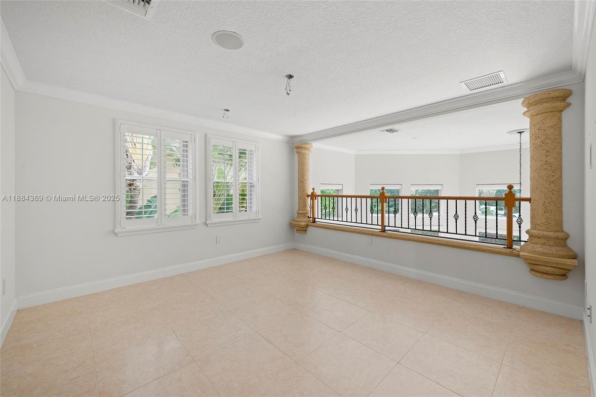 Empty room, Interior