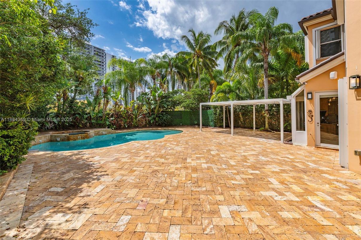 Exterior, Pool