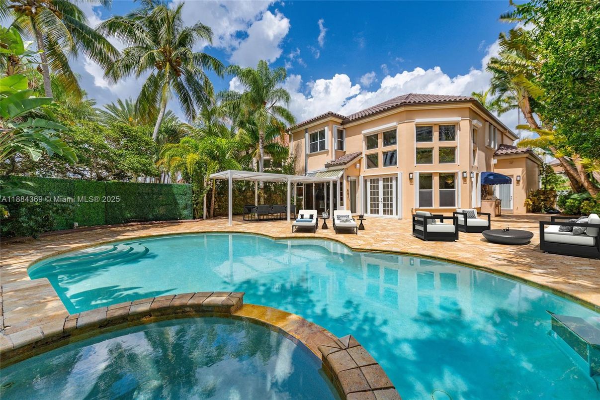 Exterior, Pool