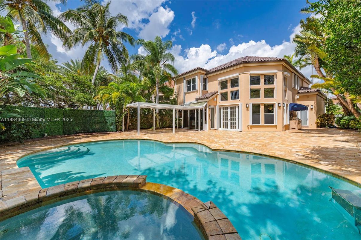 Exterior, Pool