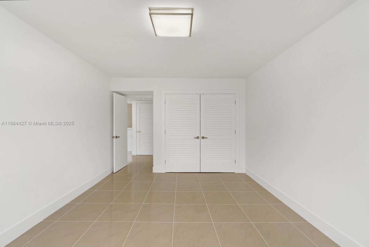 Empty room, Interior