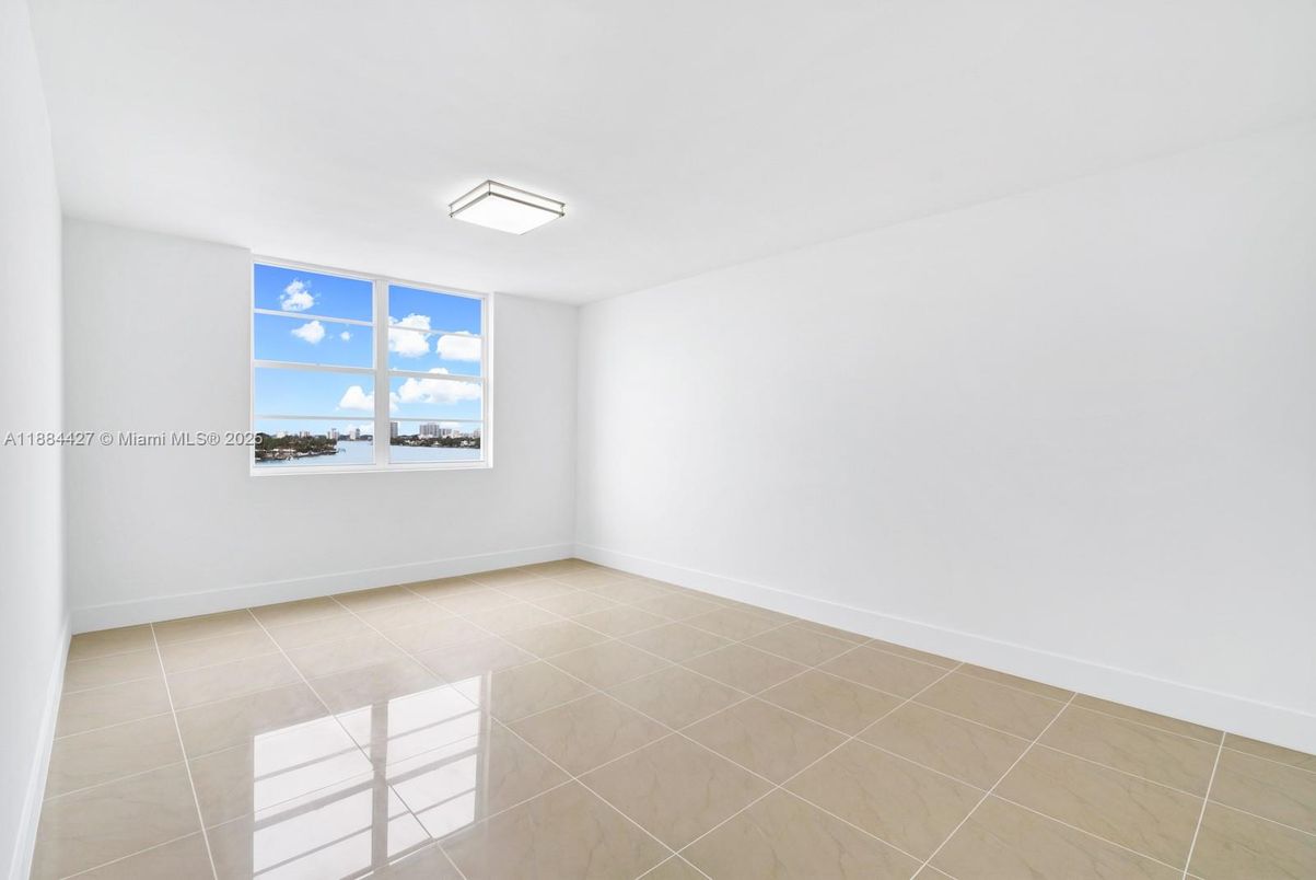 Empty room, Interior, Water