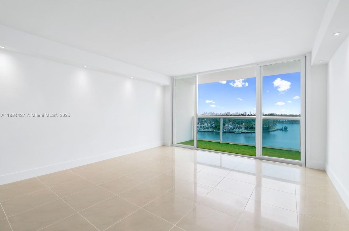 Empty room, Interior, Recessed Lighting, Water