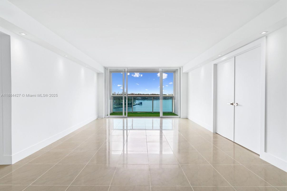 Empty room, Interior, Recessed Lighting, Water