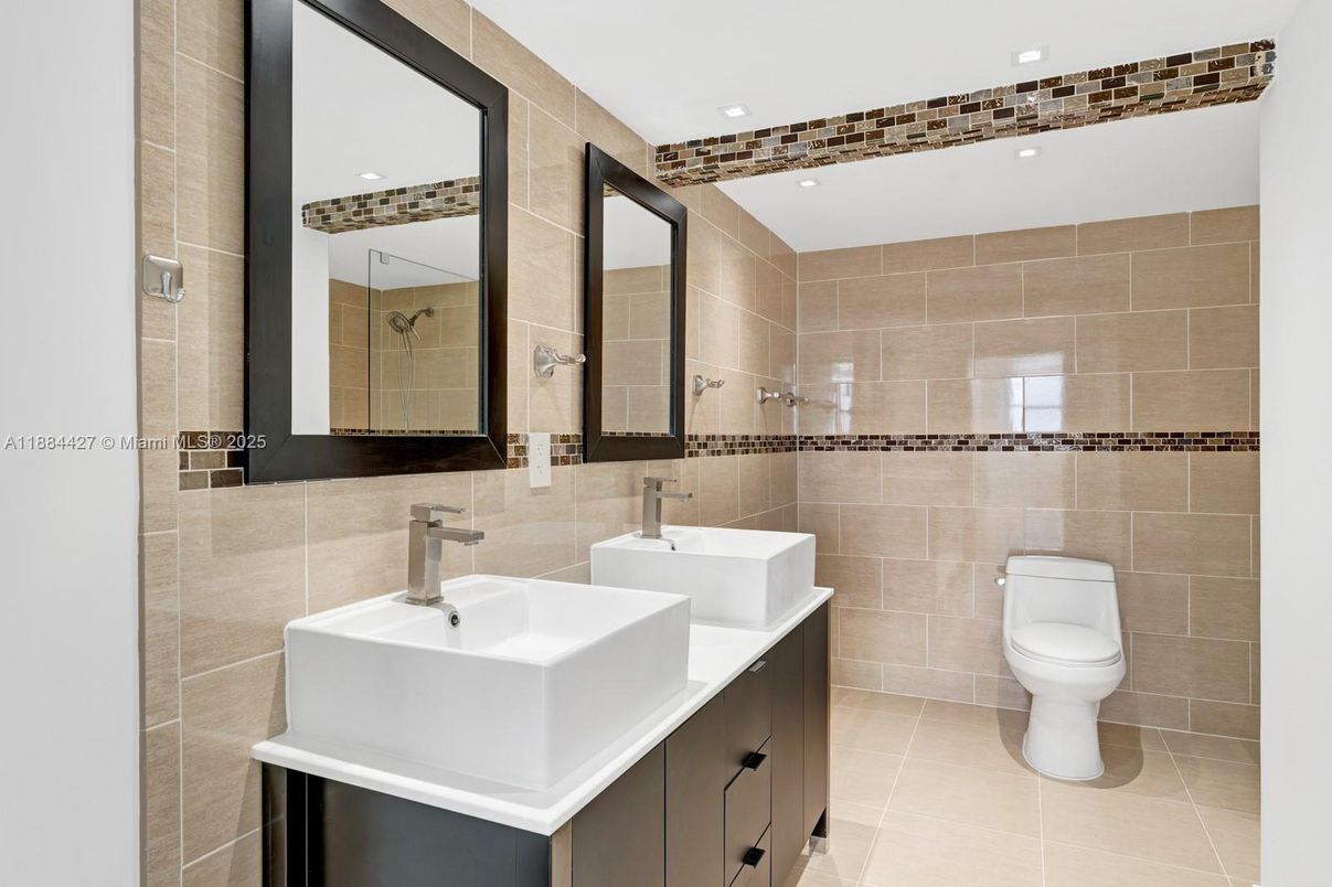 Bathroom, Dual Sink Vanities, Interior, Recessed Lighting