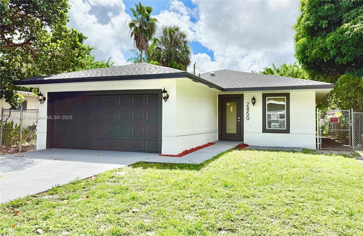 Attached, Exterior, Facade, Ranch