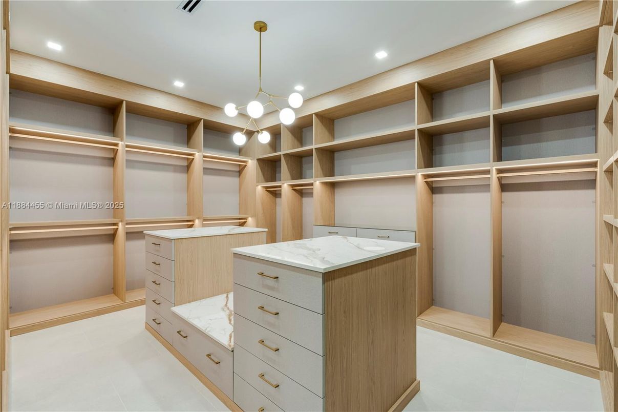 Interior, Pendant Lights, Recessed Lighting, Walk-in Closets
