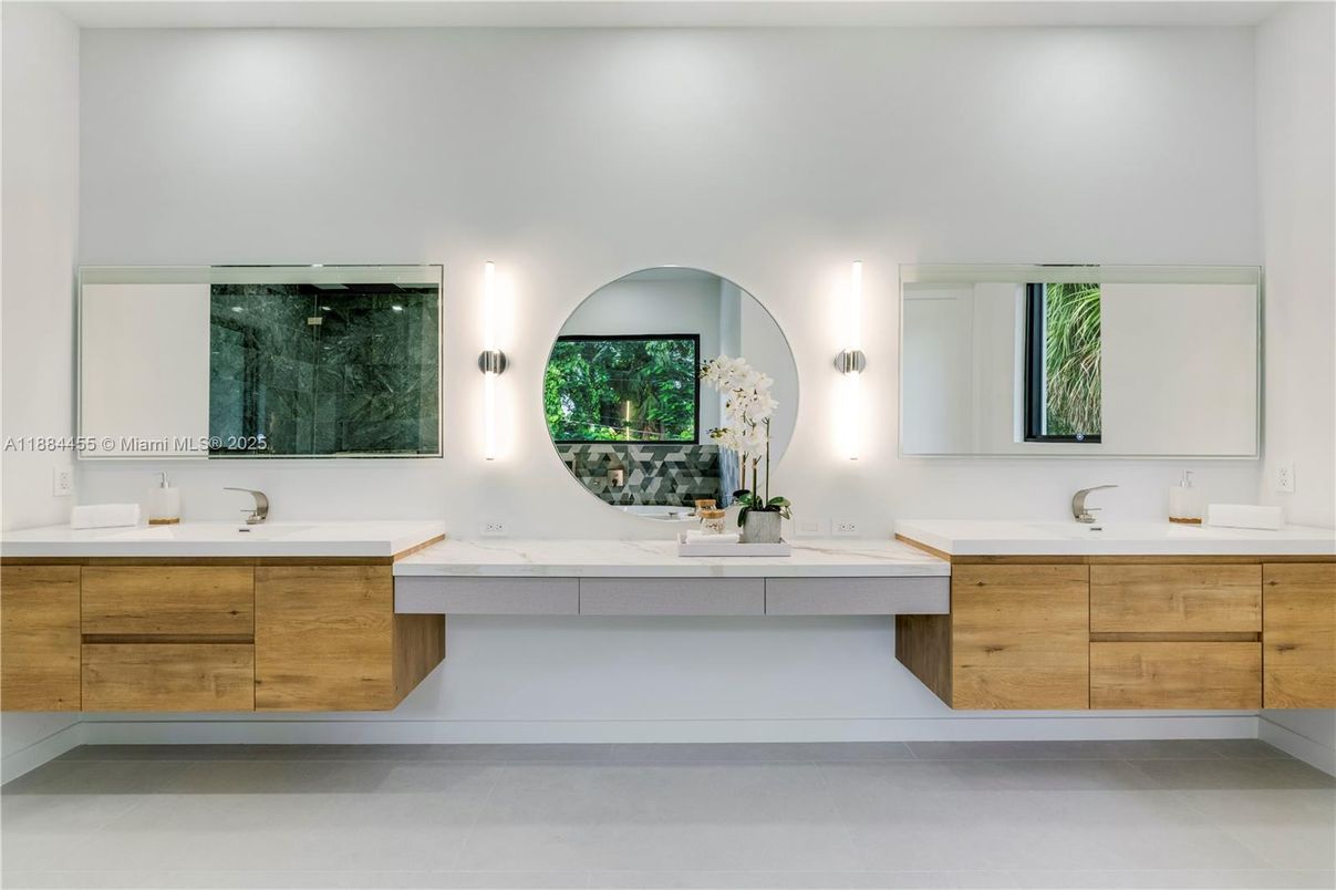 Bathroom, Dual Sink Vanities, Interior