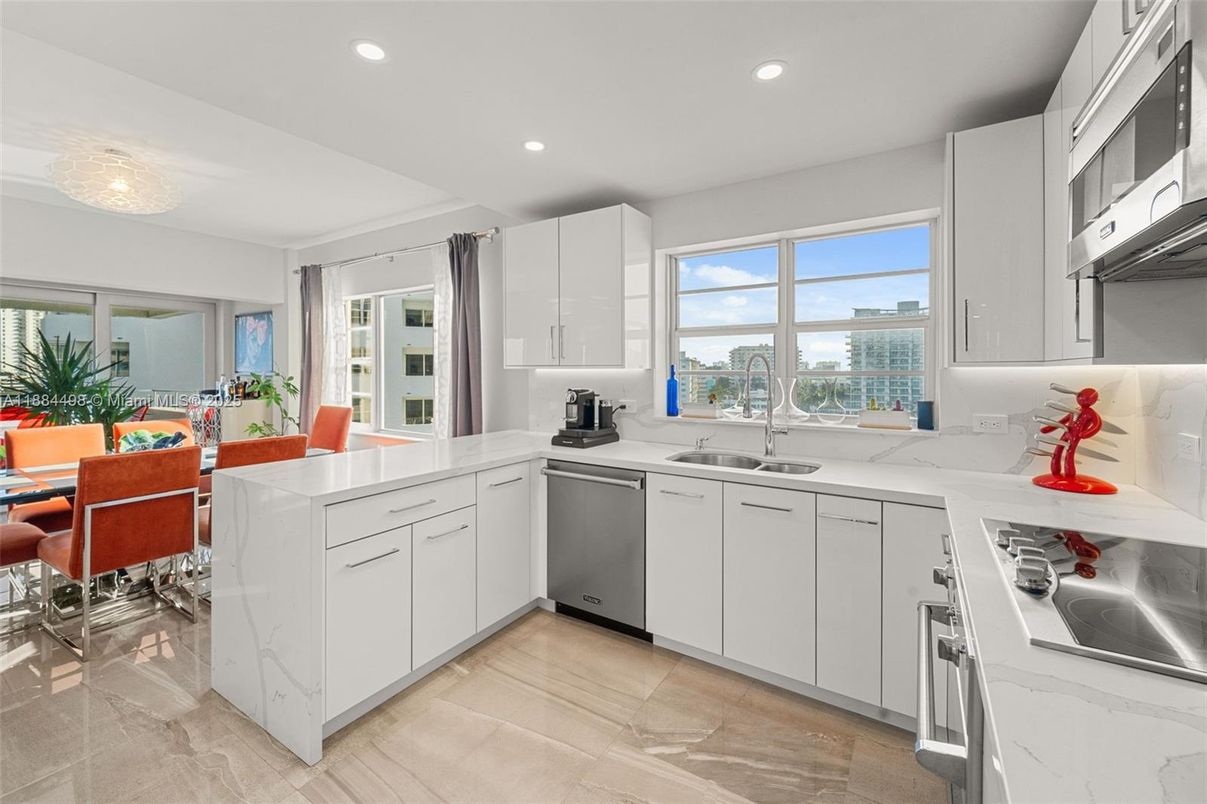 Dining room, Interior, Kitchen, Recessed Lighting, Stainless Steel Appliances