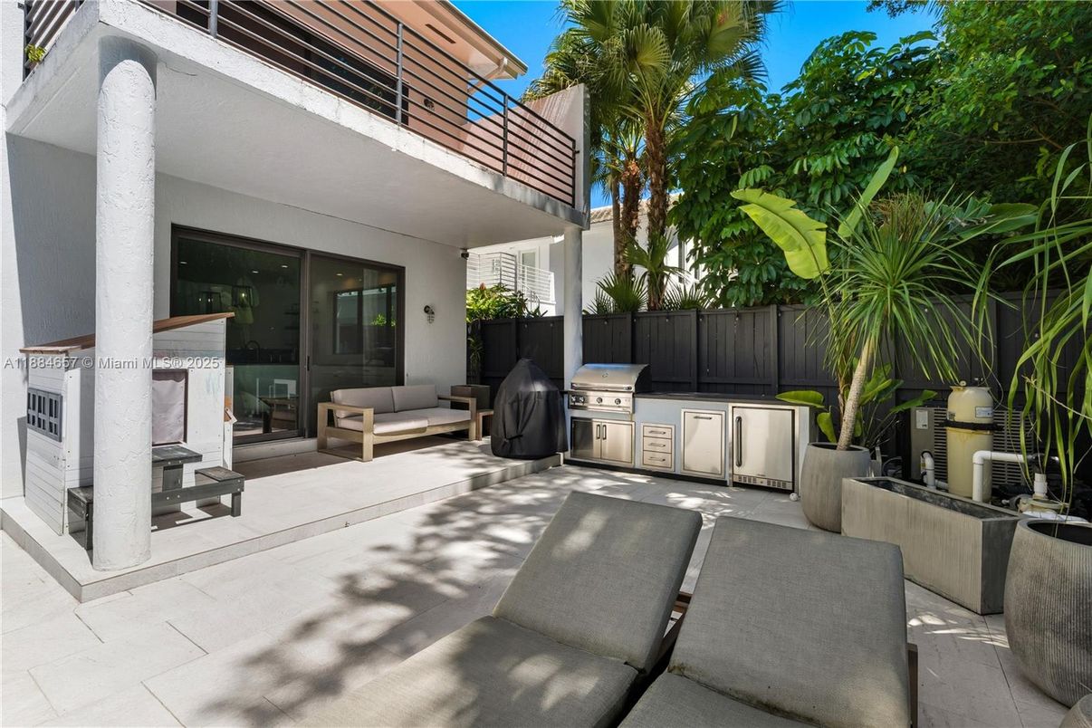 Exterior, Outdoor Kitchen