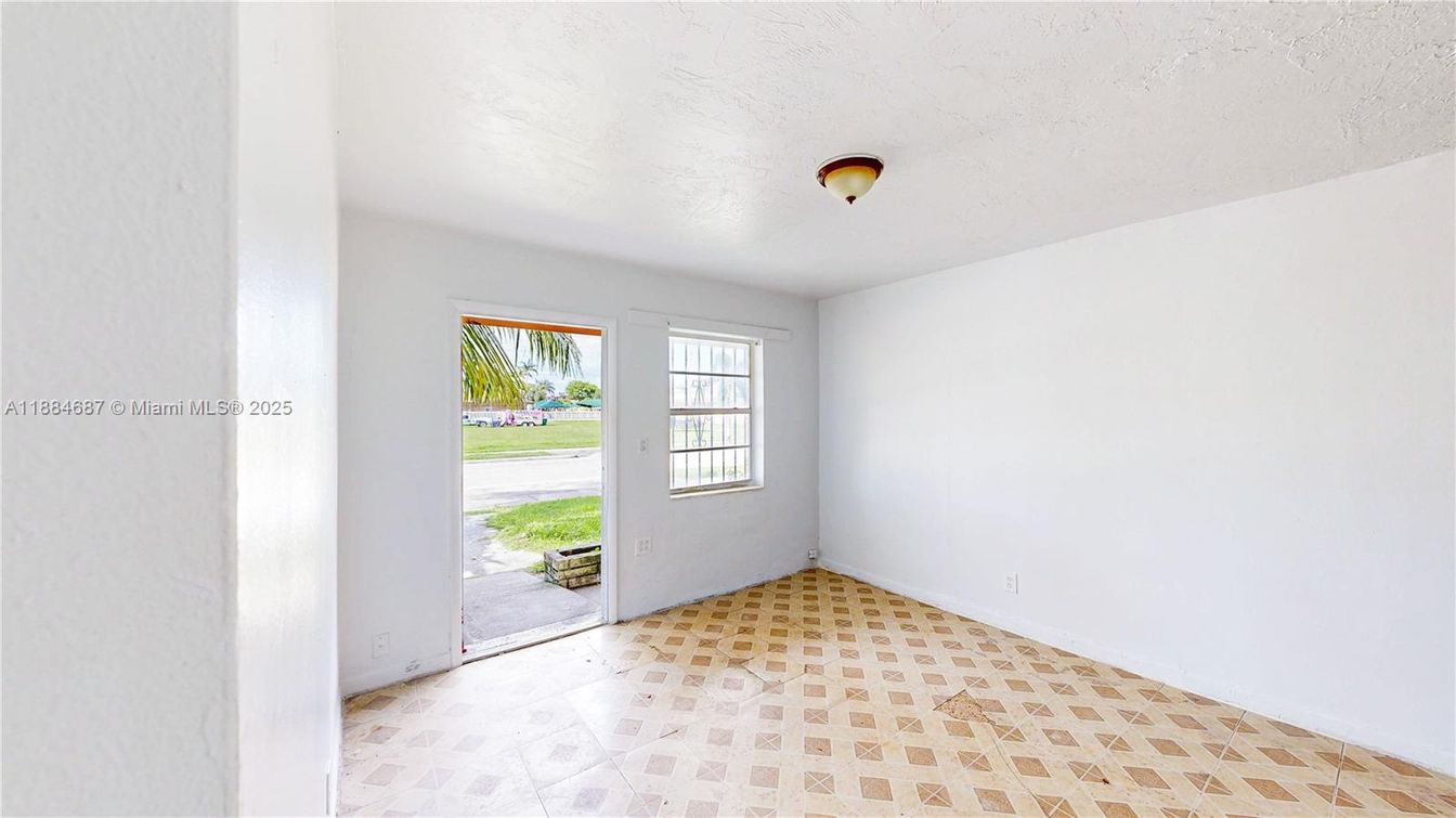 Empty room, Interior