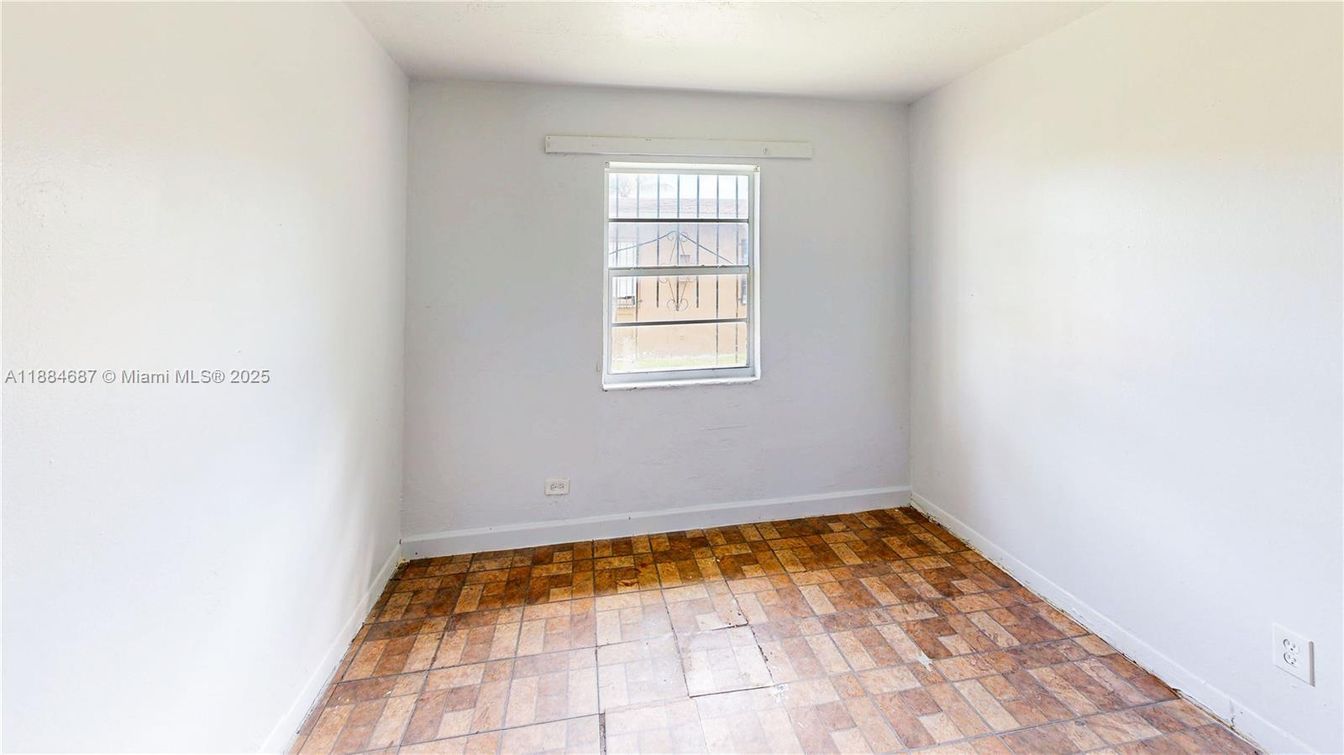 Empty room, Interior