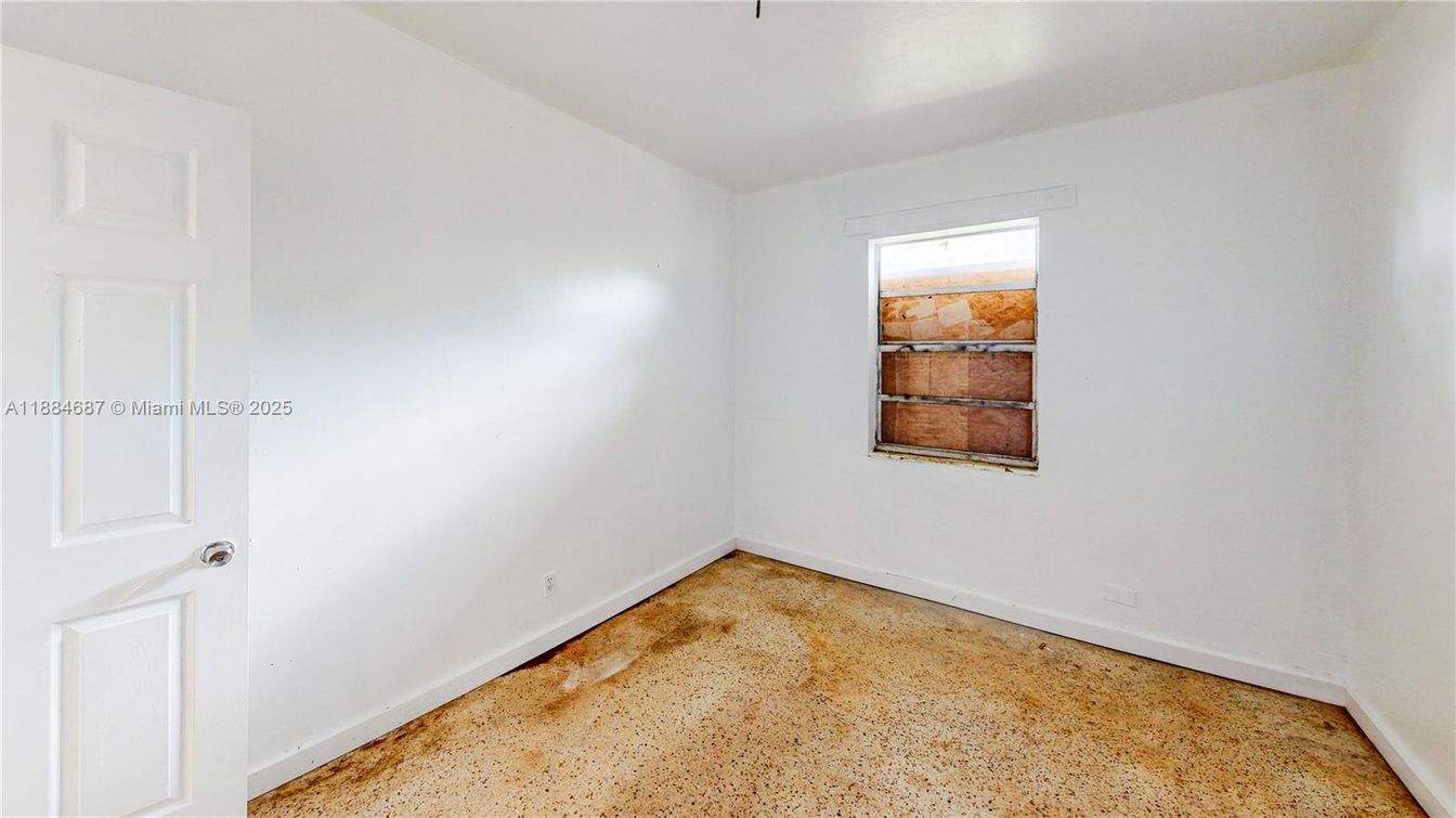 Empty room, Interior