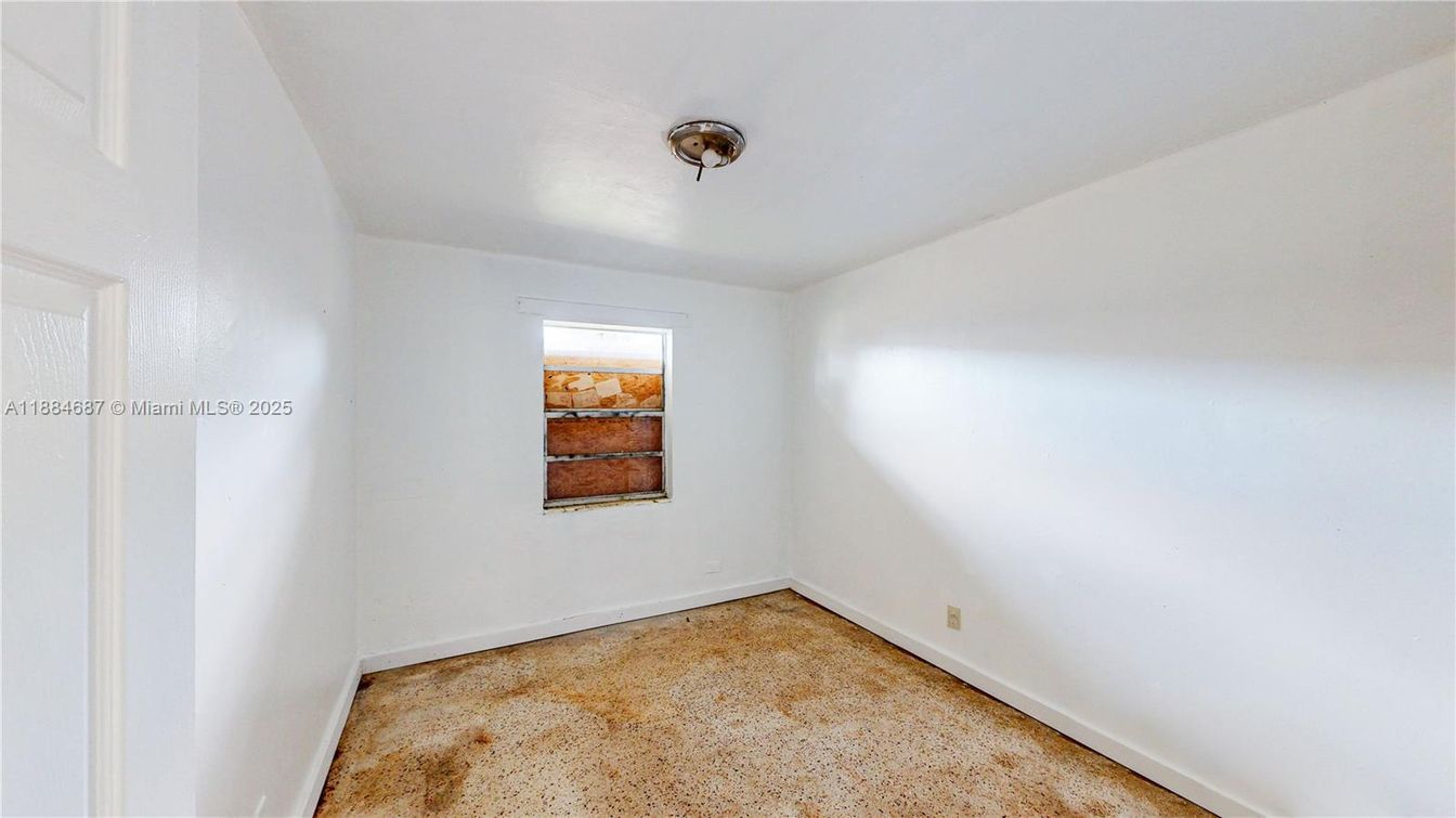 Empty room, Interior