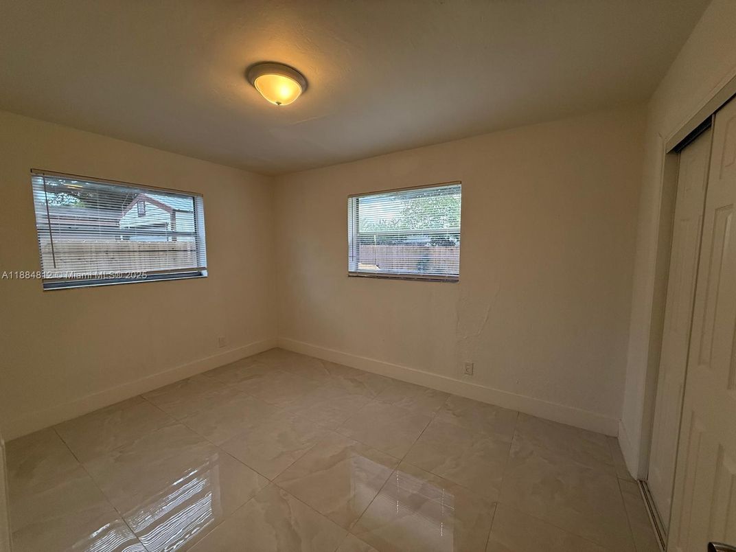 Empty room, Interior