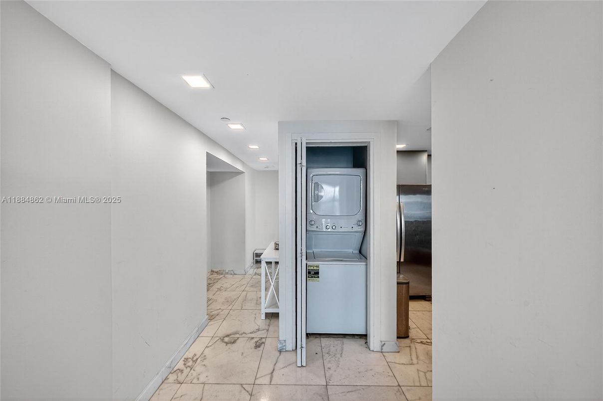 Interior, Kitchen, Recessed Lighting, Washer