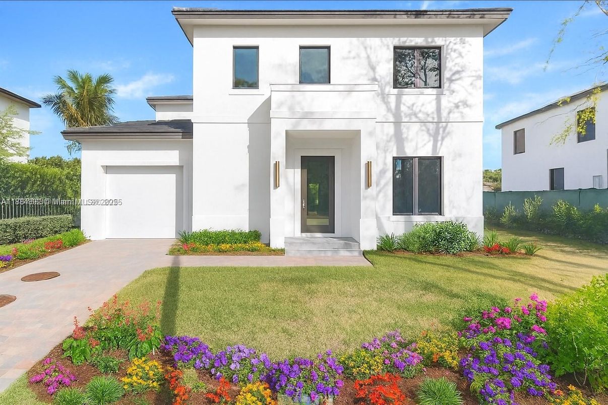 Attached, Backyard, Exterior, Facade, Modern