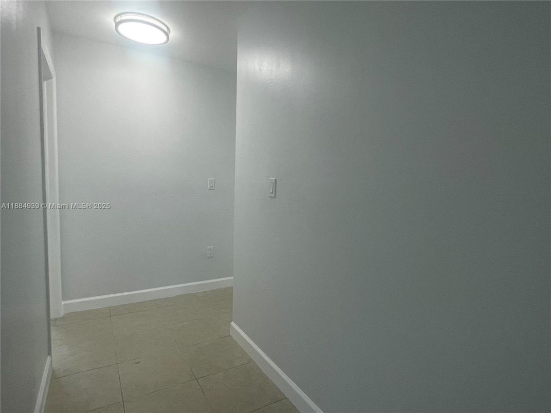 Empty room, Interior