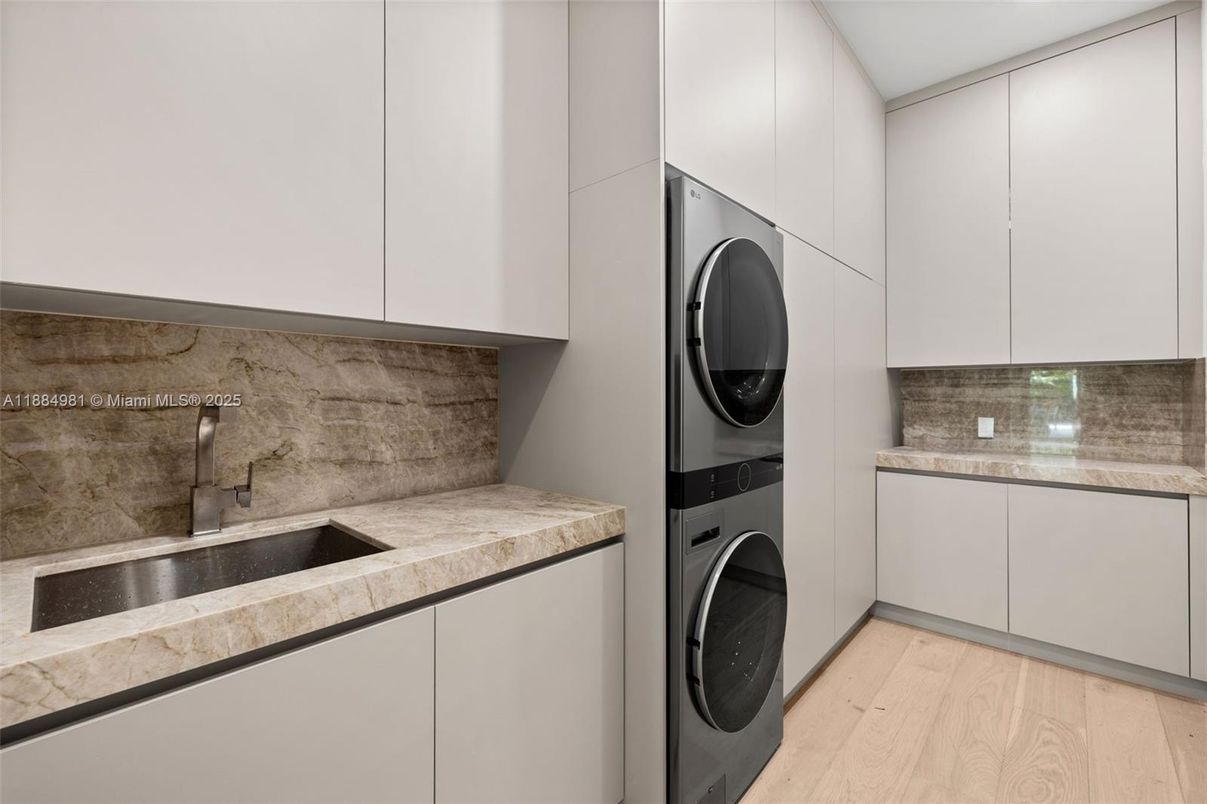 Interior, Washer, Wood Texture Flooring