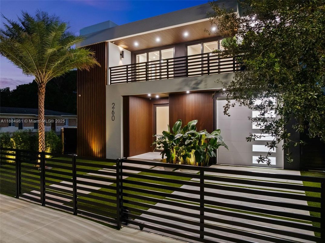 Backyard, Exterior, Facade, Modern