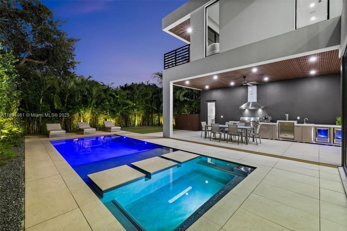 Exterior, Outdoor Kitchen, Pool