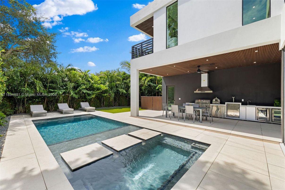 Exterior, Outdoor Kitchen, Pool