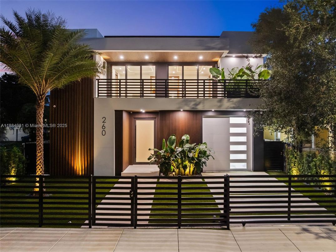 Backyard, Exterior, Facade, Modern