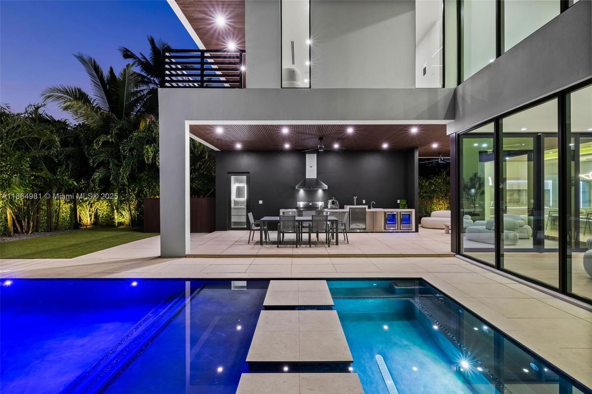 Exterior, Outdoor Kitchen, Pool