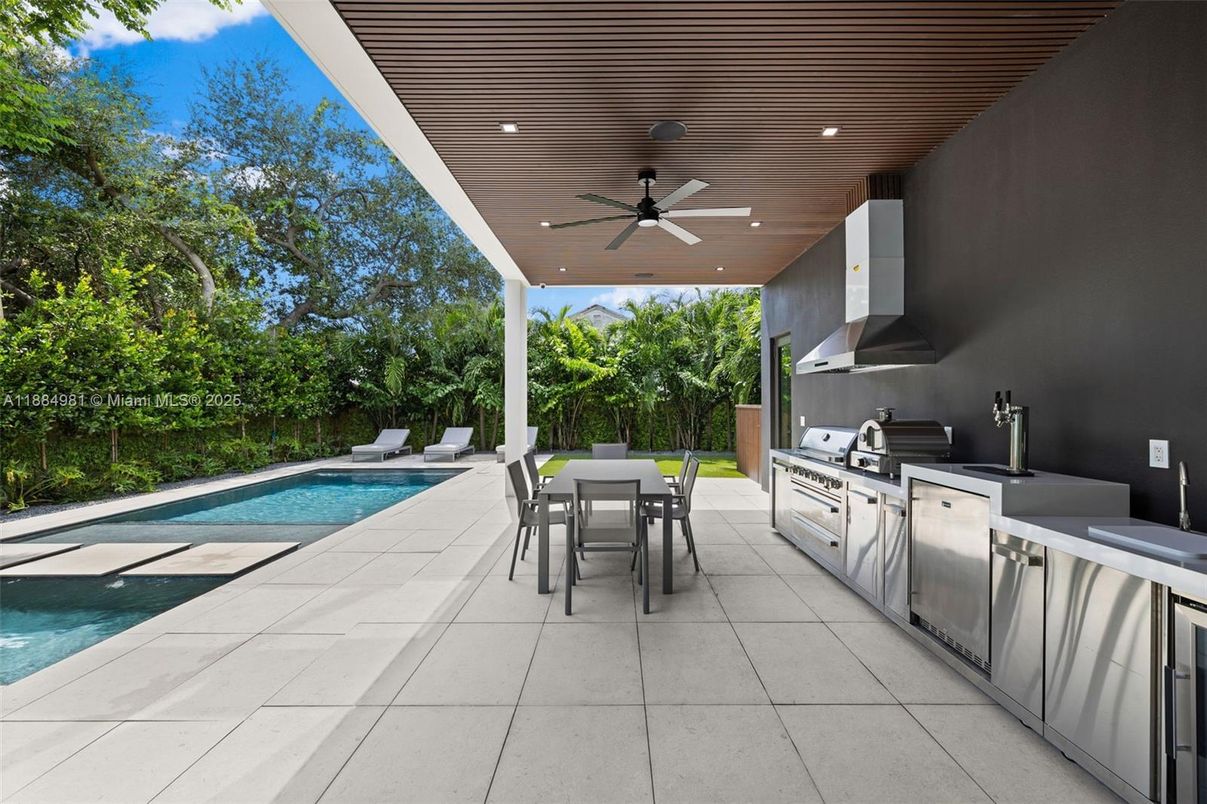 Exterior, Outdoor Kitchen, Pool