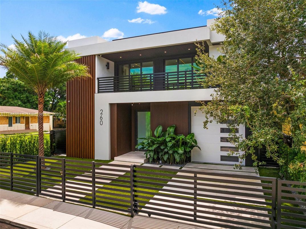 Backyard, Exterior, Facade, Modern