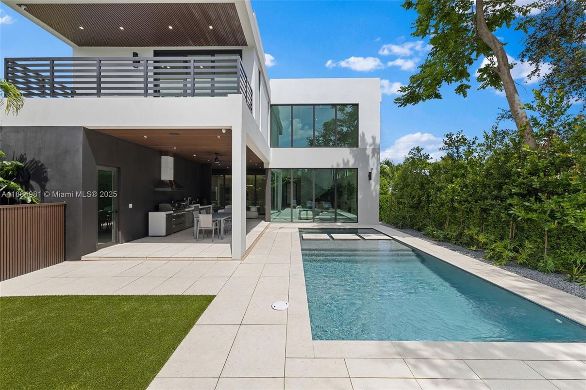 Exterior, Pool
