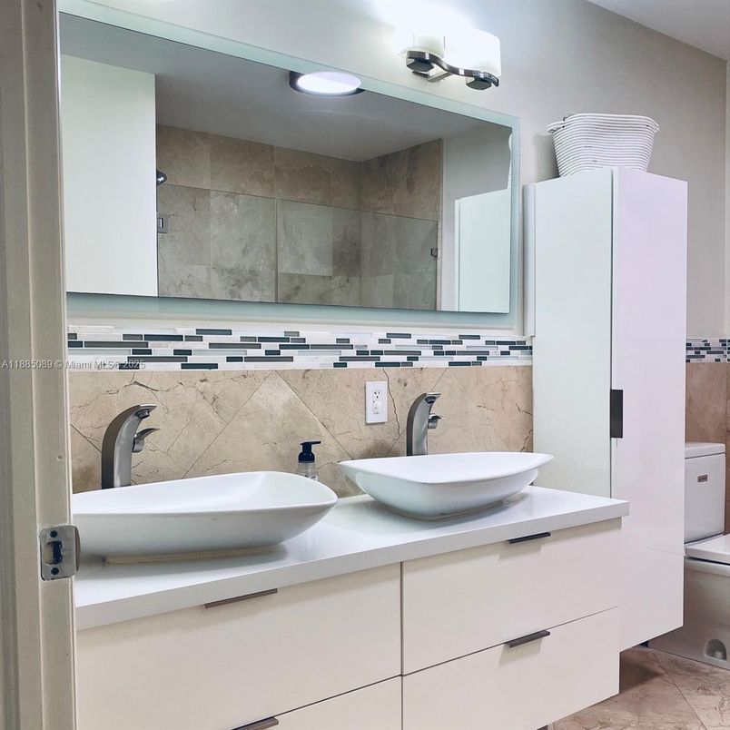 Bathroom, Dual Sink Vanities, Interior