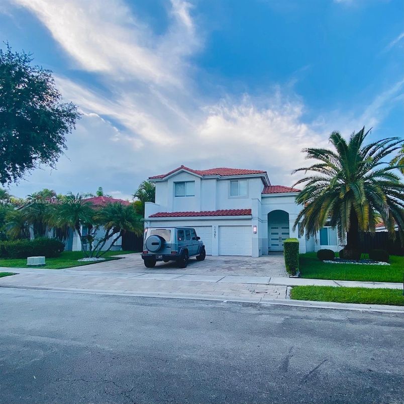 Attached, Exterior, Facade, Mediterranean