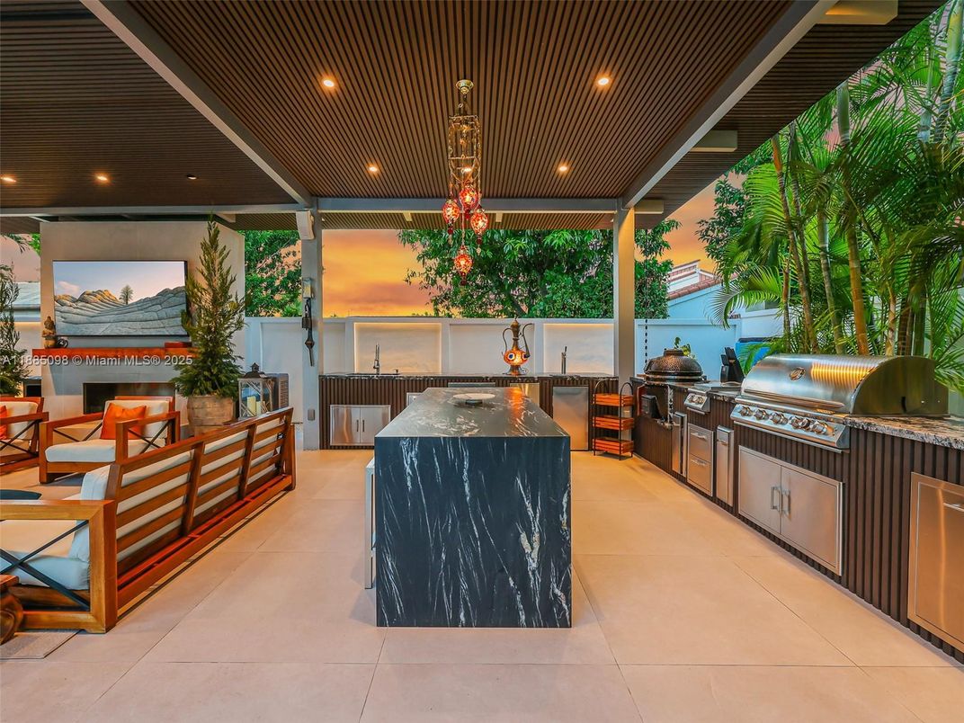 Exterior, Outdoor Kitchen