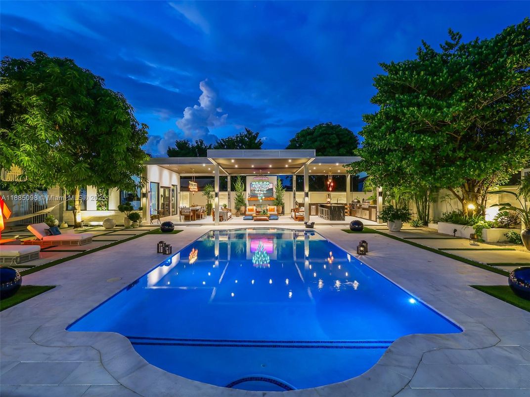 Exterior, Pool