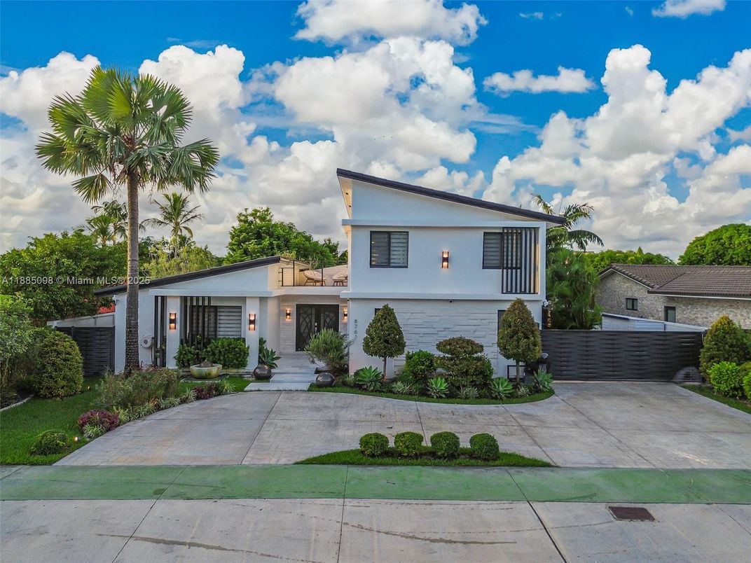 Backyard, Exterior, Facade, Modern