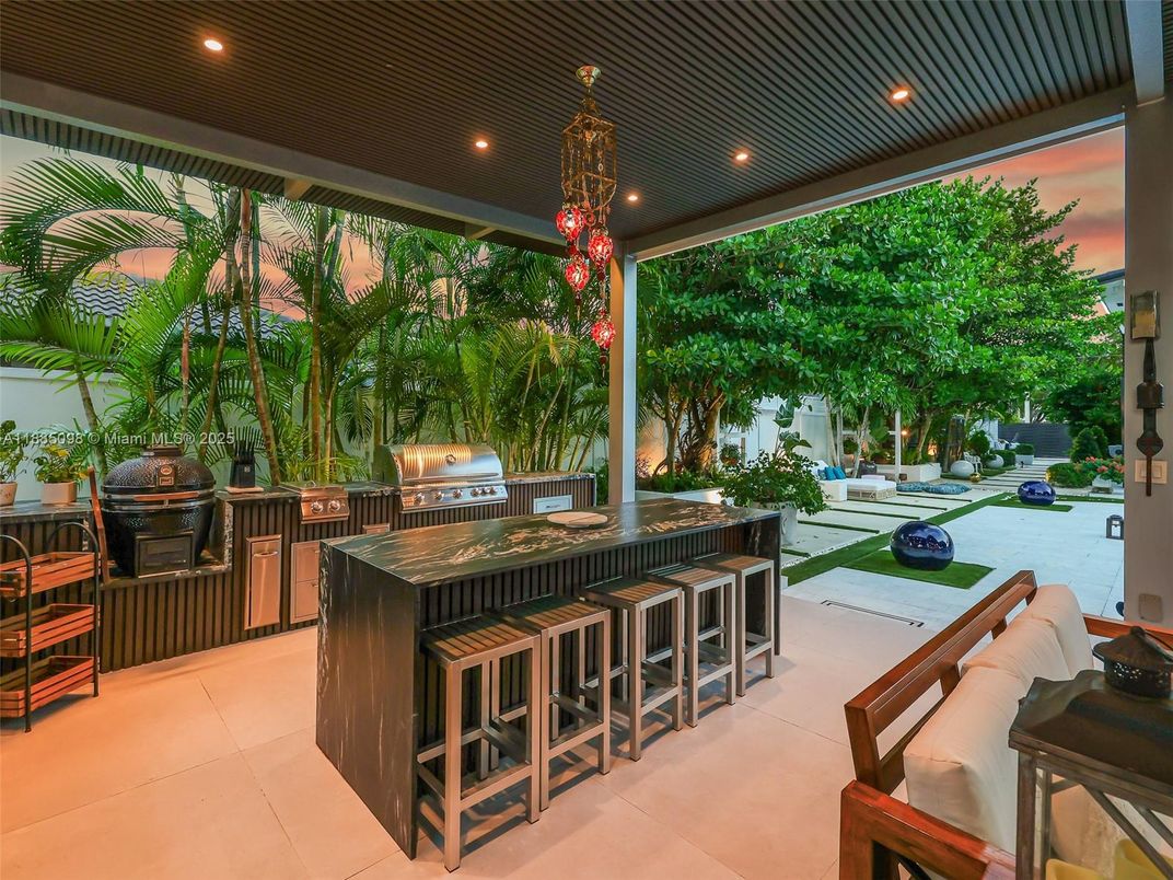 Exterior, Outdoor Kitchen