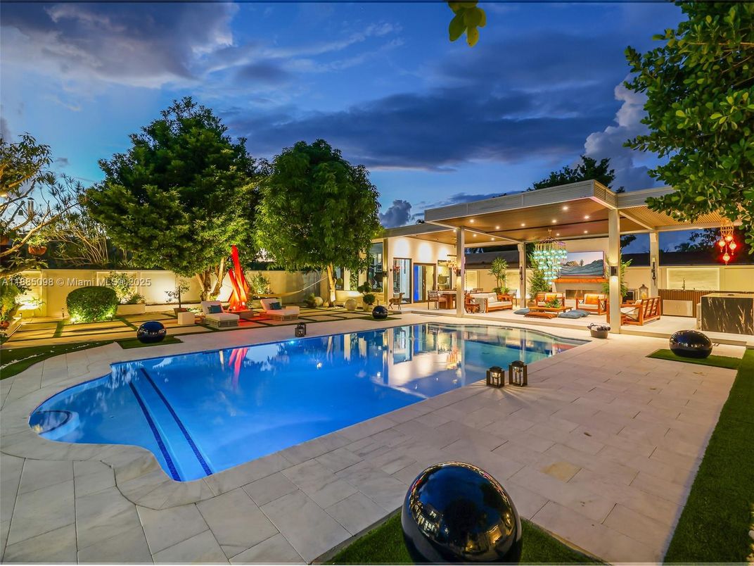 Exterior, Playground, Pool