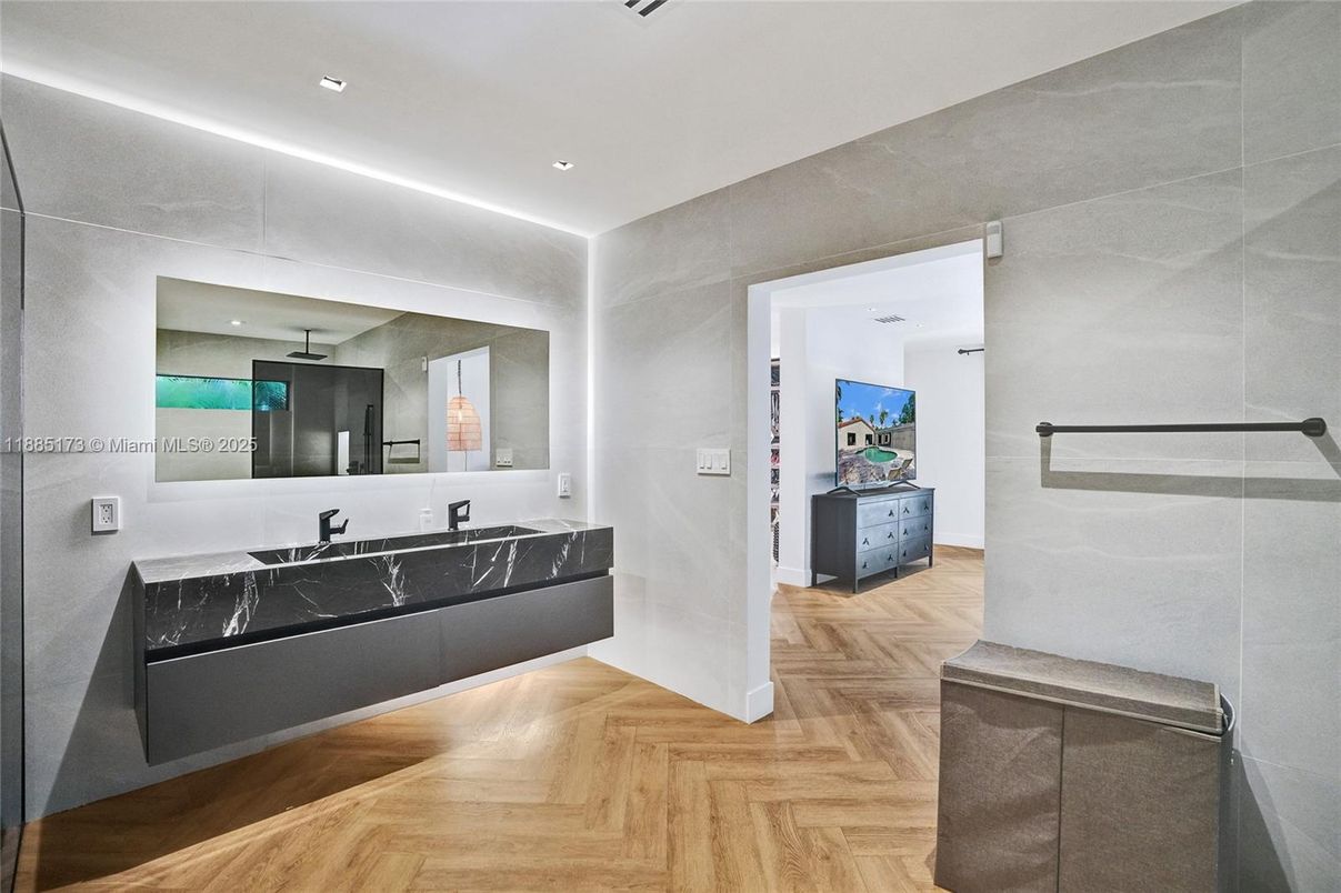 Interior, Recessed Lighting, Wood Texture Flooring