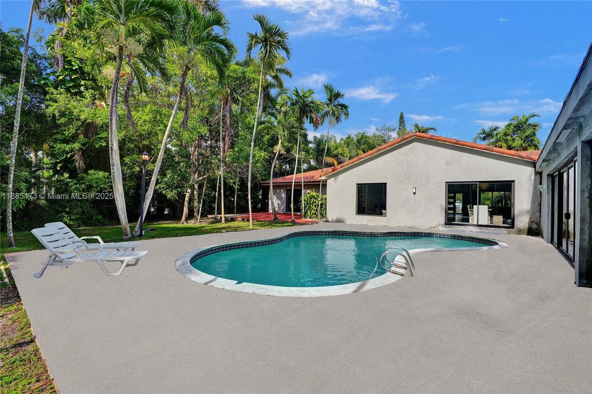 Exterior, Pool