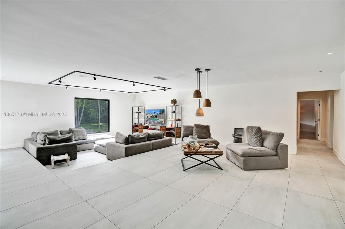 Interior, Living room, Pendant Lights, Recessed Lighting