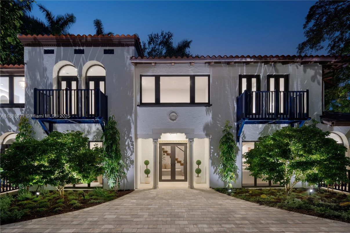 Exterior, Facade, Mediterranean