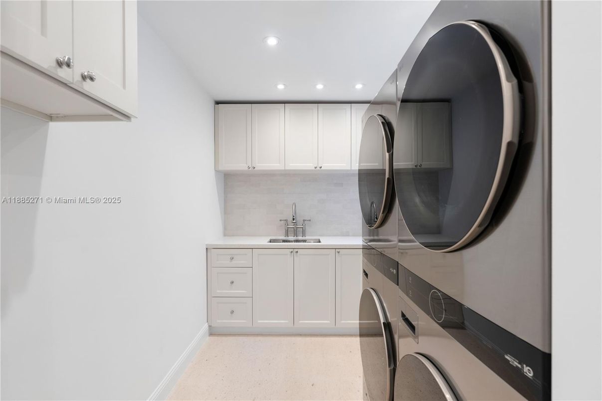 Interior, Kitchen, Recessed Lighting, Washer