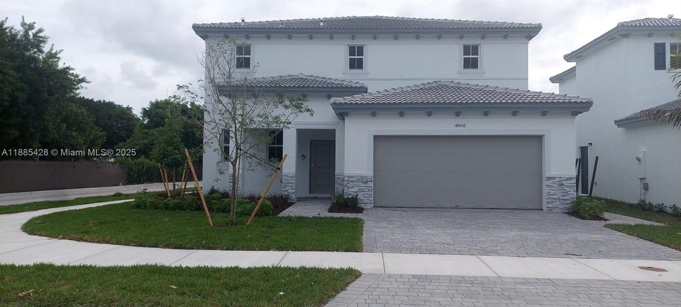 Attached, Exterior, Facade, Mediterranean