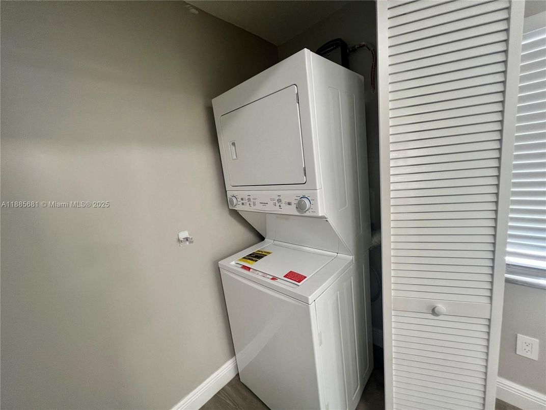 Interior, Utility Closets, Washer, Wood Texture Flooring