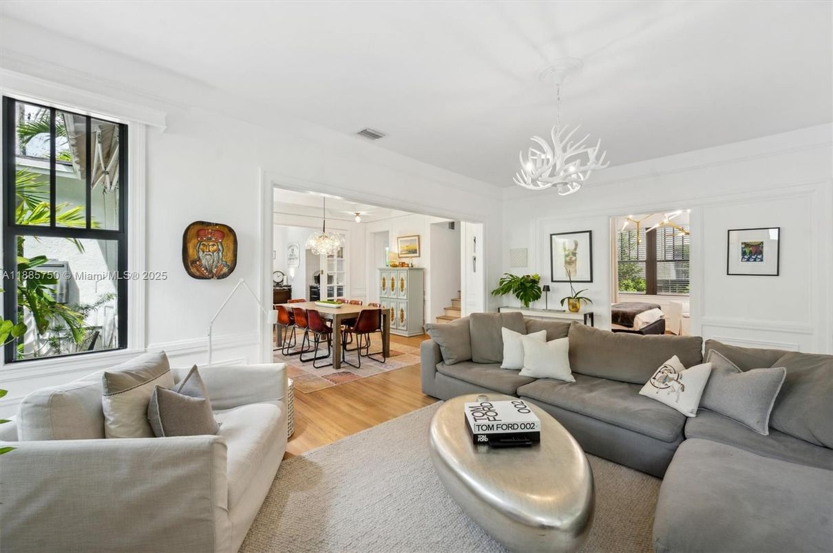 Chandelier, Dining room, Interior, Living room, Pendant Lights, Wood Texture Flooring